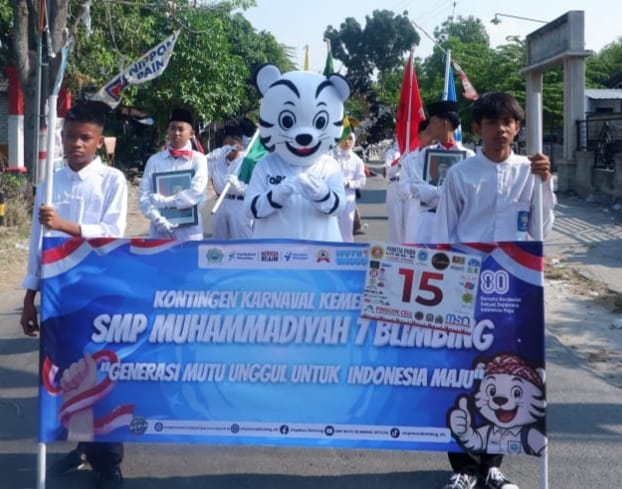 Tora, Maskot SMP Mutu Blimbing yang Jadi Pusat Perhatian Karnaval