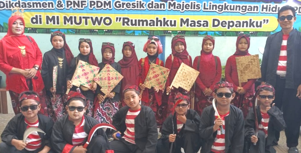 Karnaval Merdeka: Siswa MI Mutwo Banggakan Budaya Madura