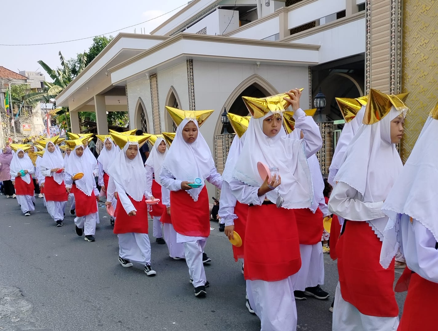 42 Regu Siswa SMPM 12 Sendangagung Meriahkan Karnaval Kemerdekaan