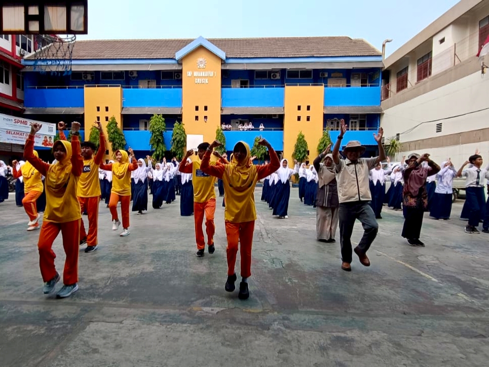 Sambutan meriah suporter 'Mutu Gressie' dari siswa-siswi SMP Muhammadiyah 1 Gresik sukses memukau juri Lomba Lingkungan Sekolah Muhammadiyah Sehat.