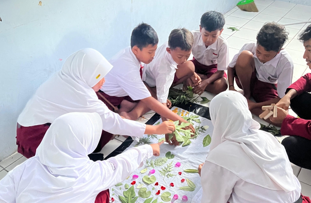 KKN UMSurabaya kenalkan ecoprint kepada siswa SD Negeri 1 Gondang Kulon Kecamatan Gondang Kabupaten Nganjuk. Teknik membatik berbahan dasar daun dan bunga ini mendapat sambutan antusias dari siswa