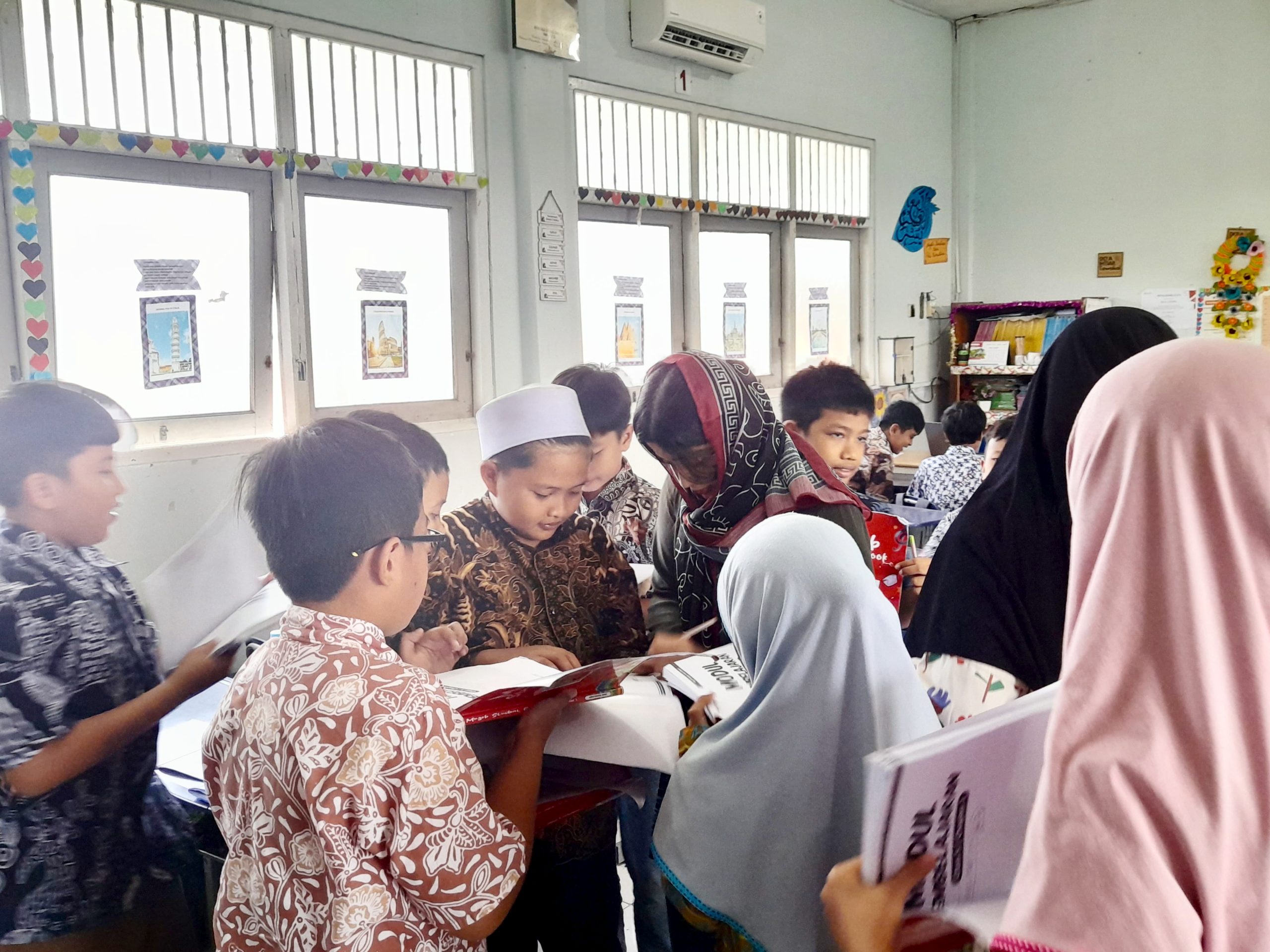 Seorang guru tamu dari Pakistan, Zehra Agha, hadir dan mengajarkan Bahasa Urdu kepada siswa Mugeb Primary School.