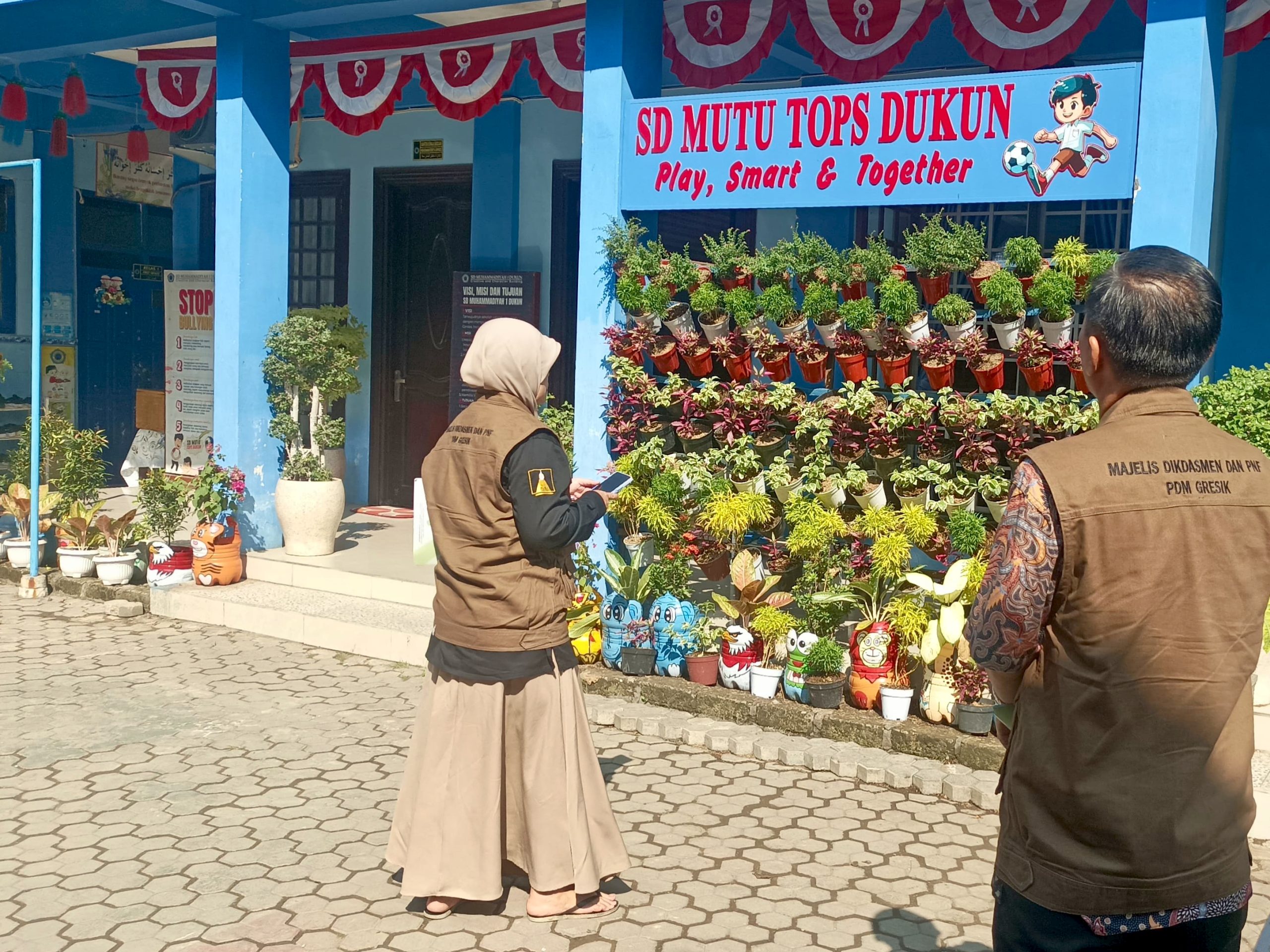 LLSMS 2025 tak sekadar penilaian kebersihan, tapi mendorong konsistensi pembiasaan hidup bersih. Tampak inovasi ramah lingkungan berupa taman karakter hewan karya siswa.