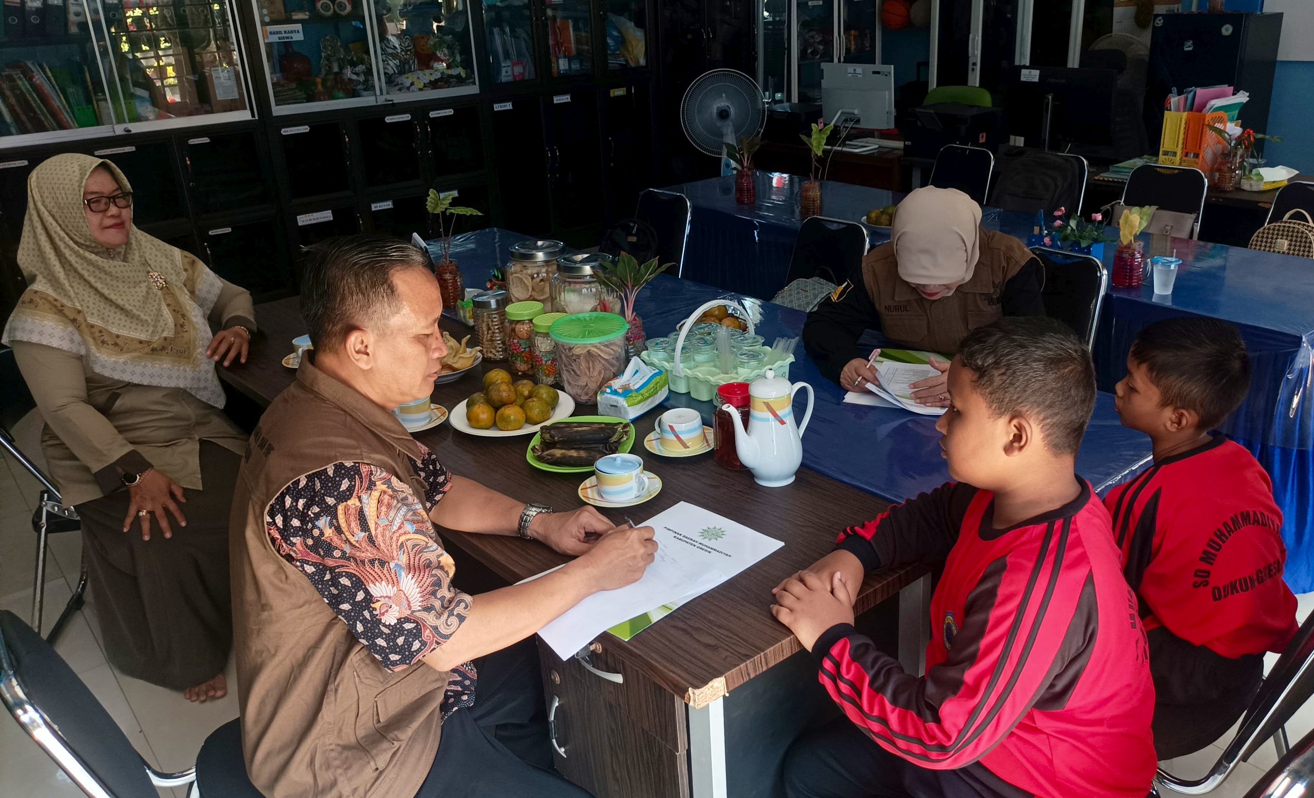 LLSMS 2025 tak sekadar penilaian kebersihan, tapi mendorong konsistensi pembiasaan hidup bersih. Tampak inovasi ramah lingkungan berupa taman karakter hewan karya siswa.