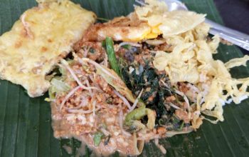 Pecel Tempe Kepleh Ponorogo yang lokasinya di timur Kantor Kecamatan Gayungan Kota Surabaya. Uniknya salah satu sayur adalah daun ubi jalar. Bonus tempe goreng tepung dan bumbu pecel ekstra banyak