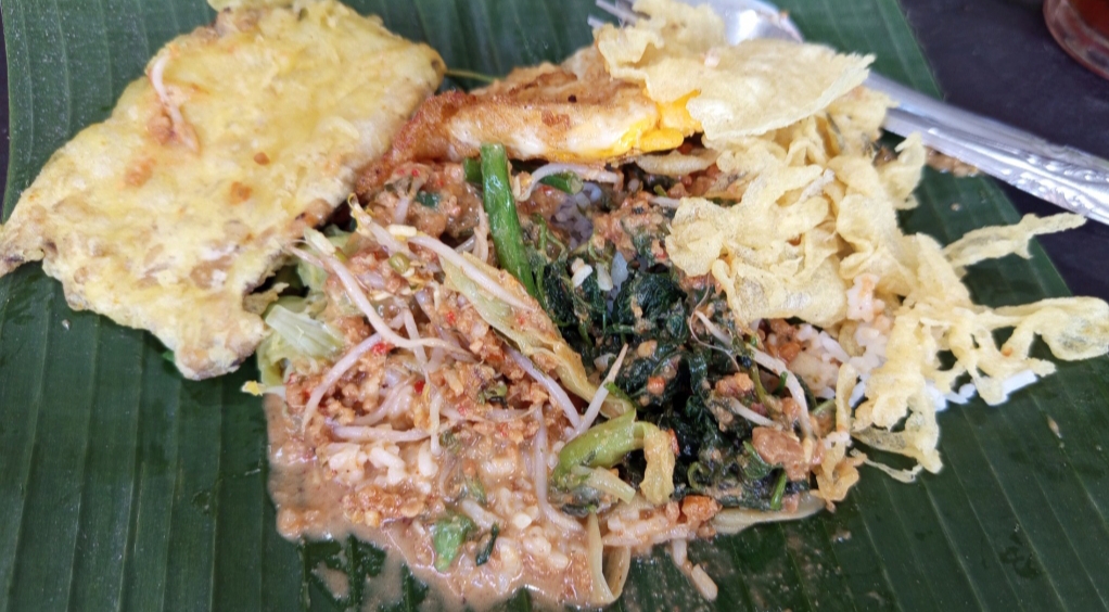 Pecel Tempe Kepleh Ponorogo di Surabaya, Pakai Sayur Daun Ubi Jalar