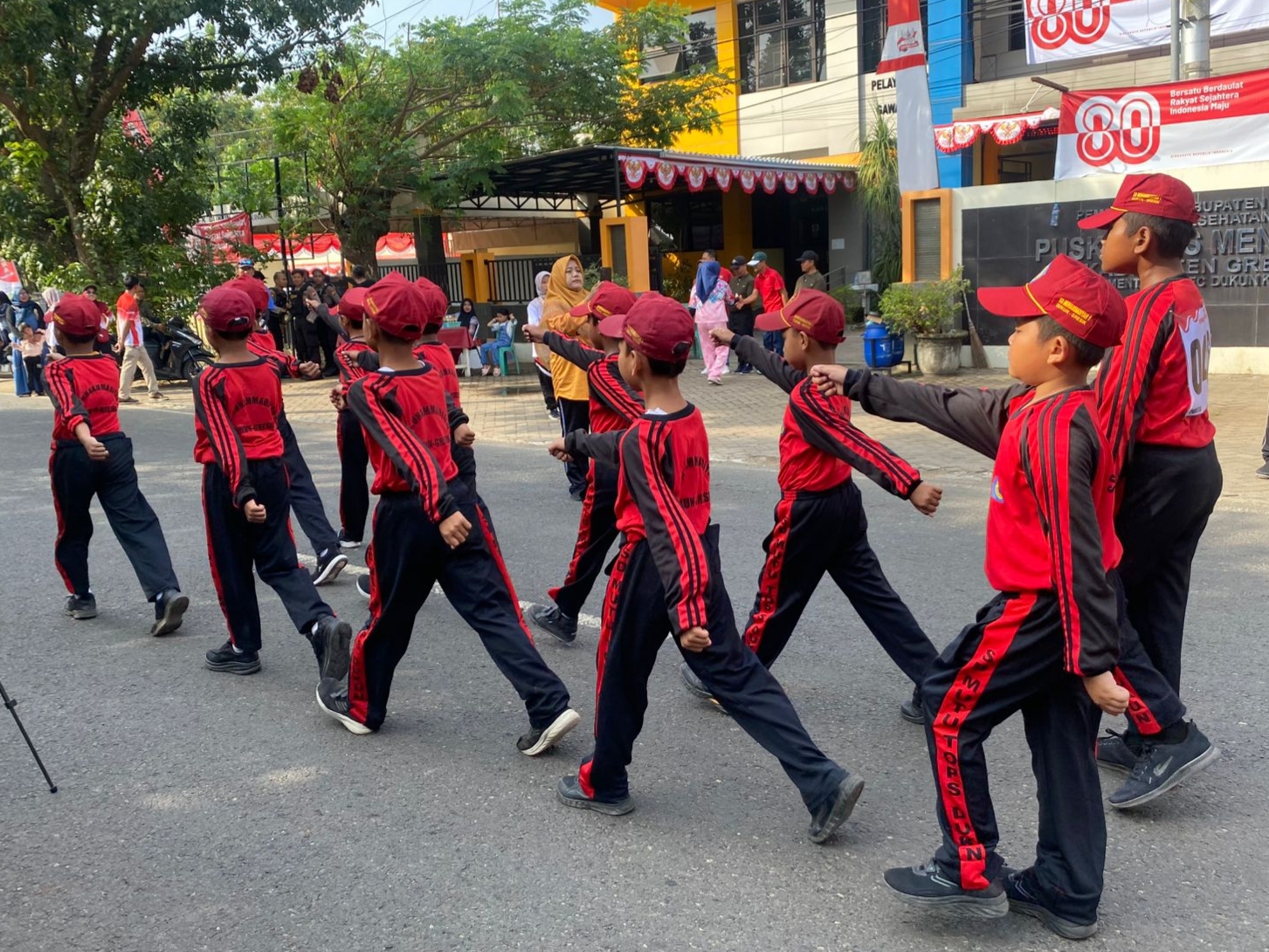 Tim dari SD Muhammadiyah 1 Dukun menunjukkan semangat dan kekompakan dalam Gerak Jalan Kecamatan Dukun 2025. Dua regu mereka berhasil menyelesaikan rute dengan gemilang.