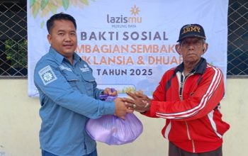 Lansia dan dhuafa menerima bantuan paket sembako dari Lazismu Murung Raya Provinsi Kalteng. Aktualisasi memberi untuk negeri dan wujud cinta kasih kepada lansia dan dhuafa