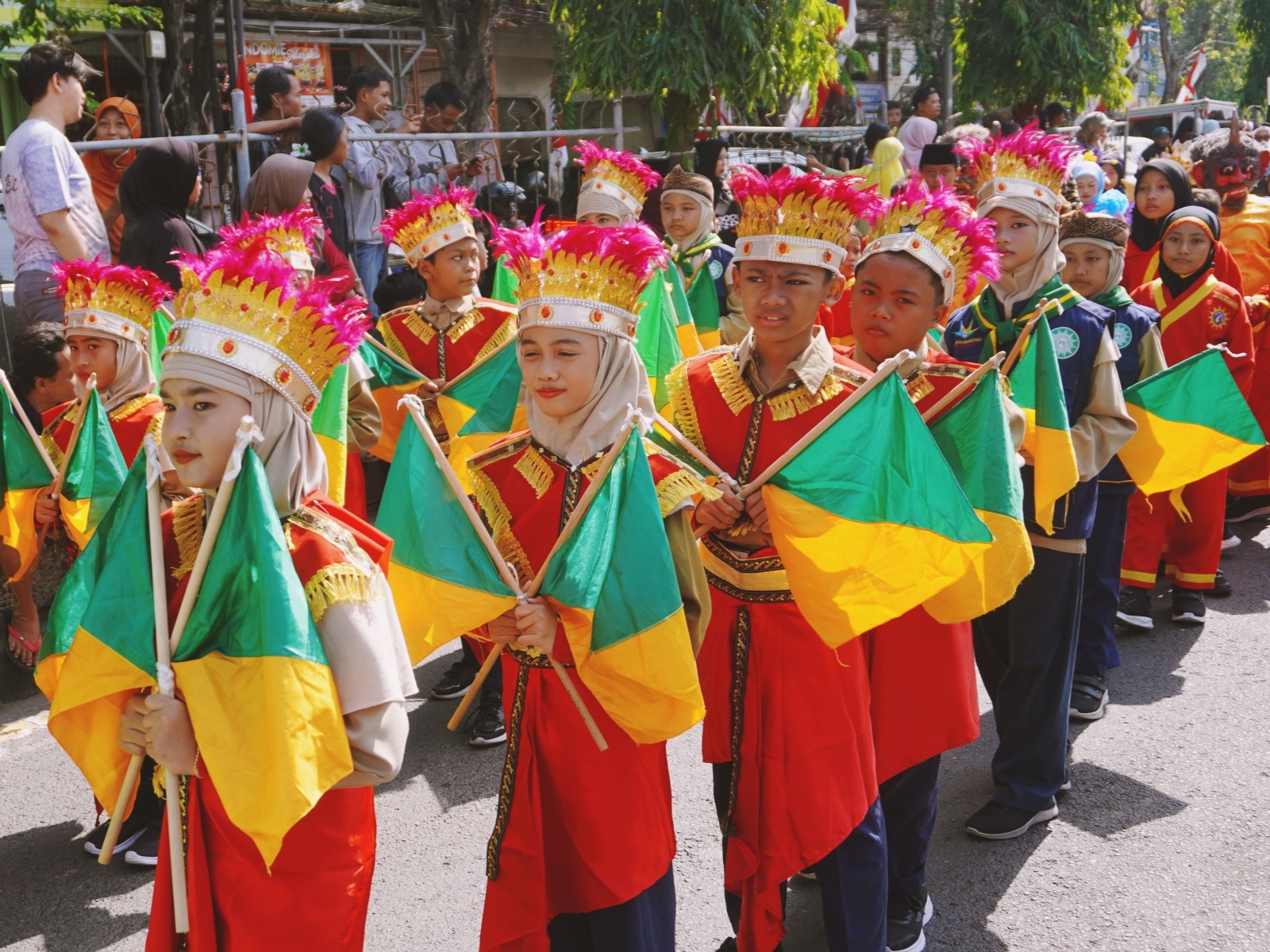 Pandu HW SD Mugres Kampus A memukau penonton di Karnaval HUT ke-80 RI dengan atraksi semafor, formasi baris-berbaris, dan kolaborasi Tapak Suci yang energik.