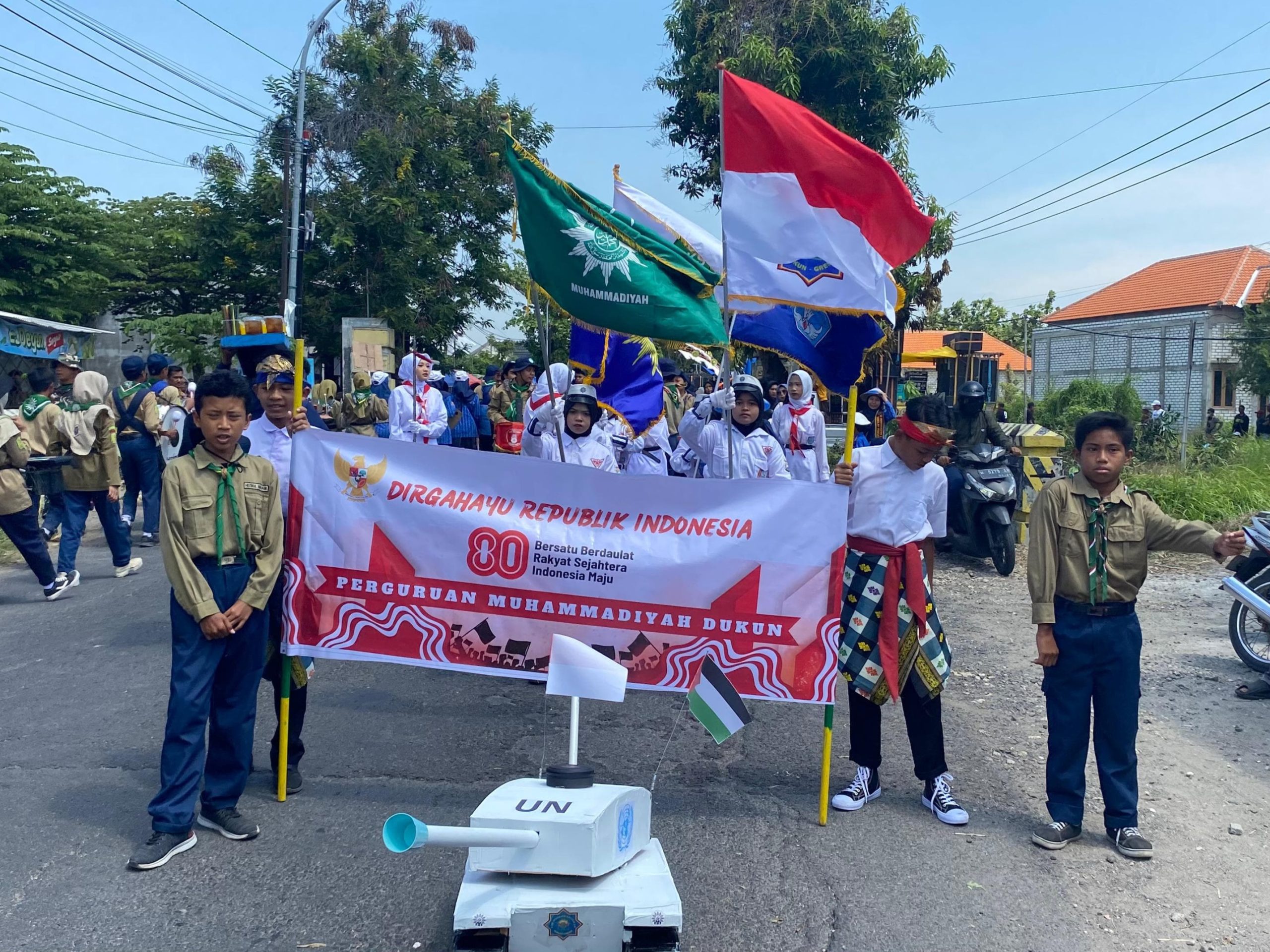 Gita Taruna Muda, grup drumben milik Perguruan Muhammadiyah Padangbandung, Dukun, Gresik, kembali bangkit setelah delapan tahun vakum. Mereka tampil perdana di karnaval desa.