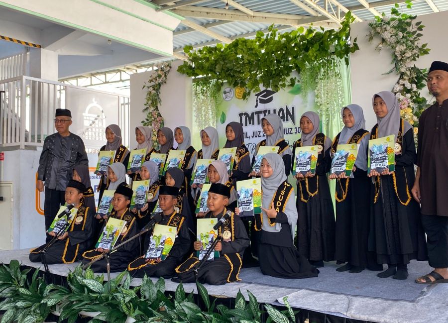 TPQ AR-Rahmah Pasirian Wisuda 20 Santri Hafiz Dua Juz