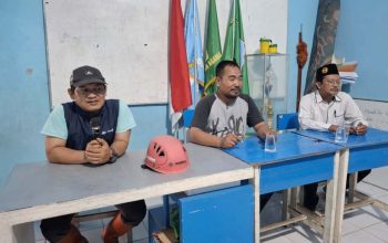 PCM Tempeh membongkar dua kelas untuk dibangun dua lantai. Rapat membahas penyediaan anggaran Rp 500 juta.