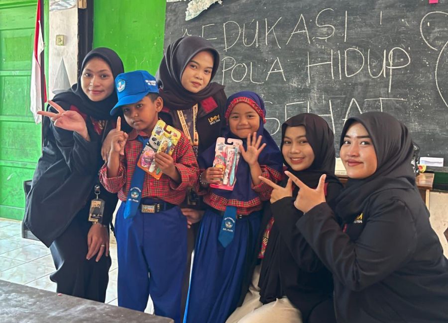 Murid Desa Gembira Kehadiran Guru Tamu Mahasiswa