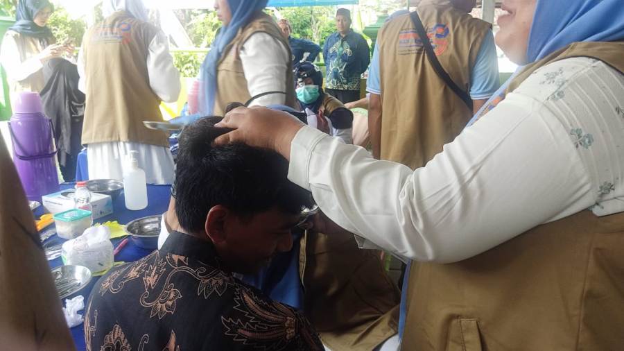 Warga Antusias Ikut Bakti Sosial Periksa Telinga