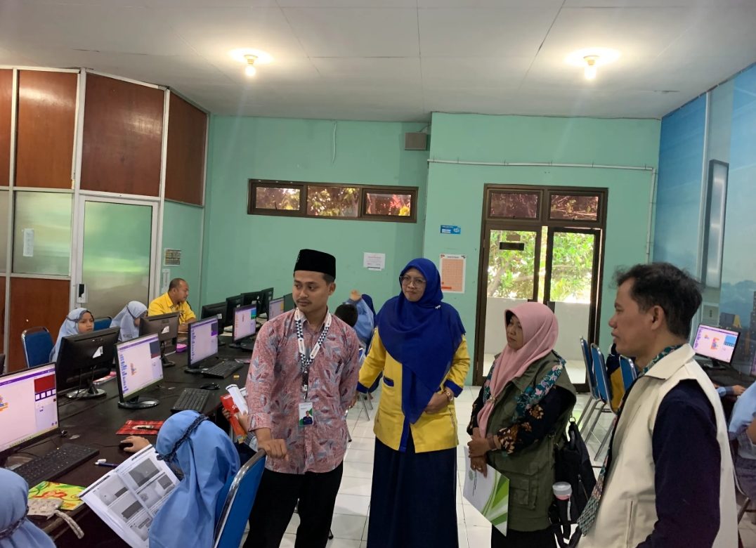 Ketika dua pria bernama serupa, Mohammad Fathoni dan Mohammad Nurfatoni, bertemu di laboratorium komputer SD Muhammadiyah 1 GKB Gresik, ilmu coding dan semangat pun berpadu.