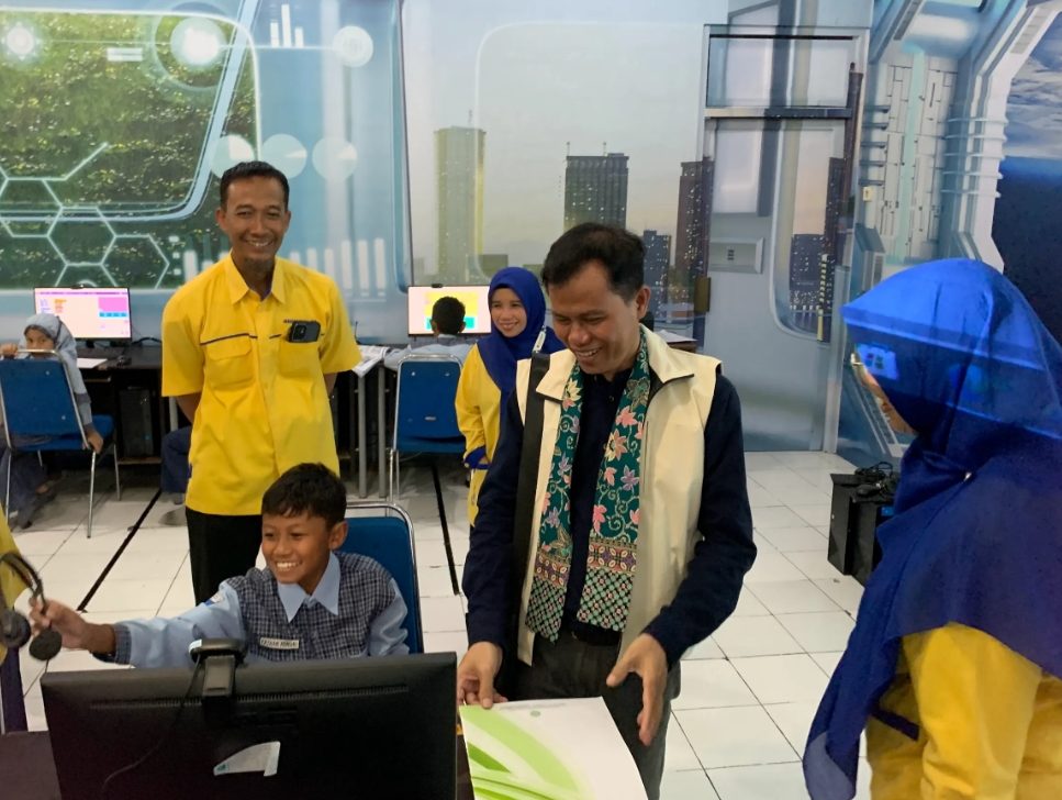 Ketika dua pria bernama serupa, Mohammad Fathoni dan Mohammad Nurfatoni, bertemu di laboratorium komputer SD Muhammadiyah 1 GKB Gresik, ilmu coding dan semangat pun berpadu.