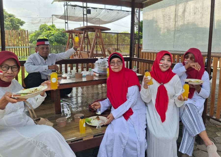 Minuman itu tersaji di meja ketika pengajian usai. Ketika semua orang meneguknya, siang yang panas itu terasa dingin dan segar.