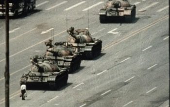 Sejarah terulang. Peristiwa demonstran menghadang tank di lapangan Tianamen, Beijing, tahun 1989 terulang di Jakarta. Bedanya di sini penghadangnya mati.