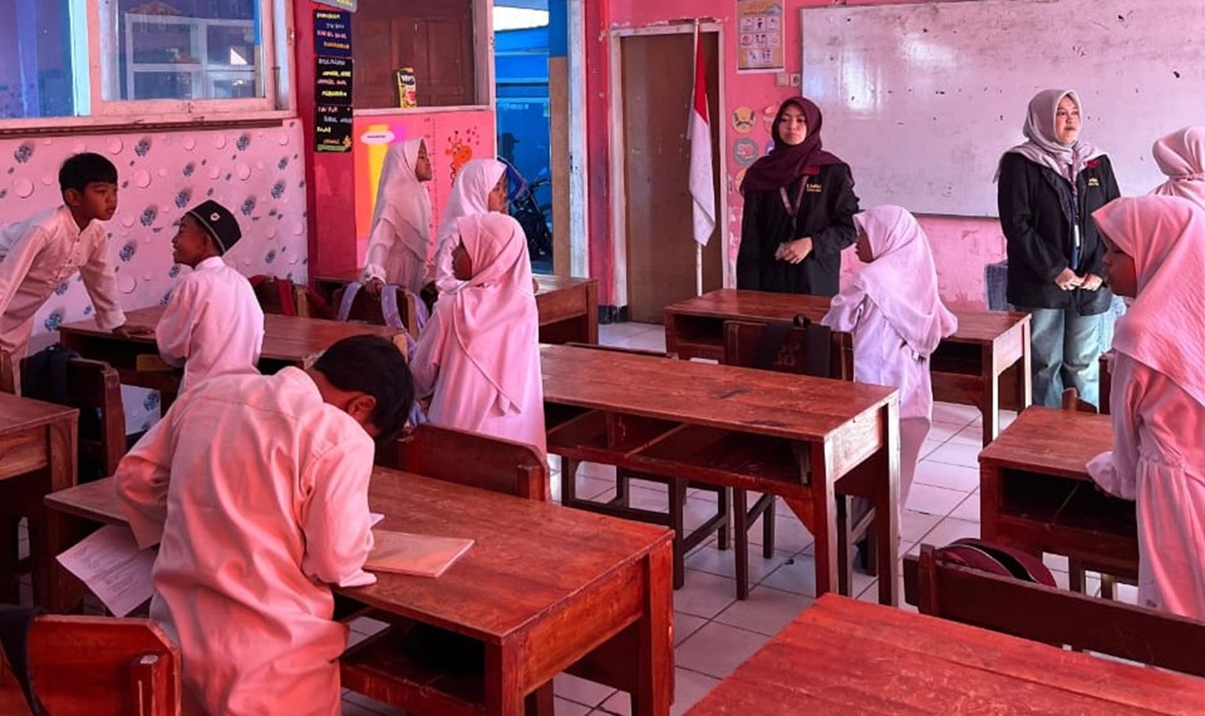 Mahasiswa UMM Ajak Siswa SDN 4 Pandesari Olah Sampah Jadi Ecobrick