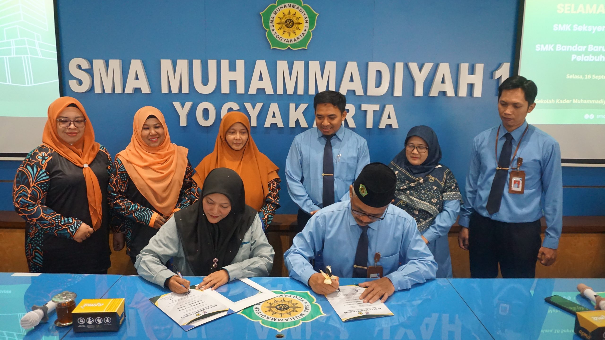 SMA Muhi jalin NoU Internasional dengan Negeri Jiran, Malaysia. Sejumlah 53 orang guru Sekolah Menengah Kebangsaan Seksyen 18 dan SMK Bandar Baru Sultan Suleiman Malaysia berpartisipasi.