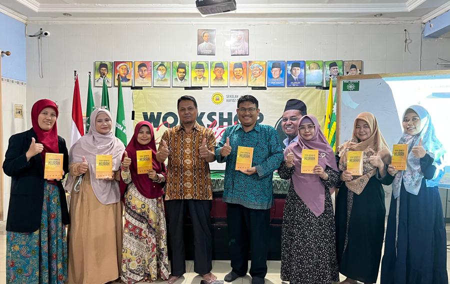 Tulisan dimuat mendapat reward memantik semangat peserta Workshop Junalistik di SD Muhammadiyah 12 Bubutan Surabaya, Sabtu (20/9/2025).