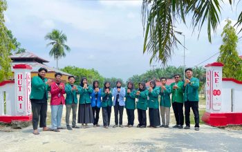 Mahasiswa KKN Mas Kelompok 135 foto bersama usai kerja bakti pengecatan gapura desa (Tagar.co/Istimewa)