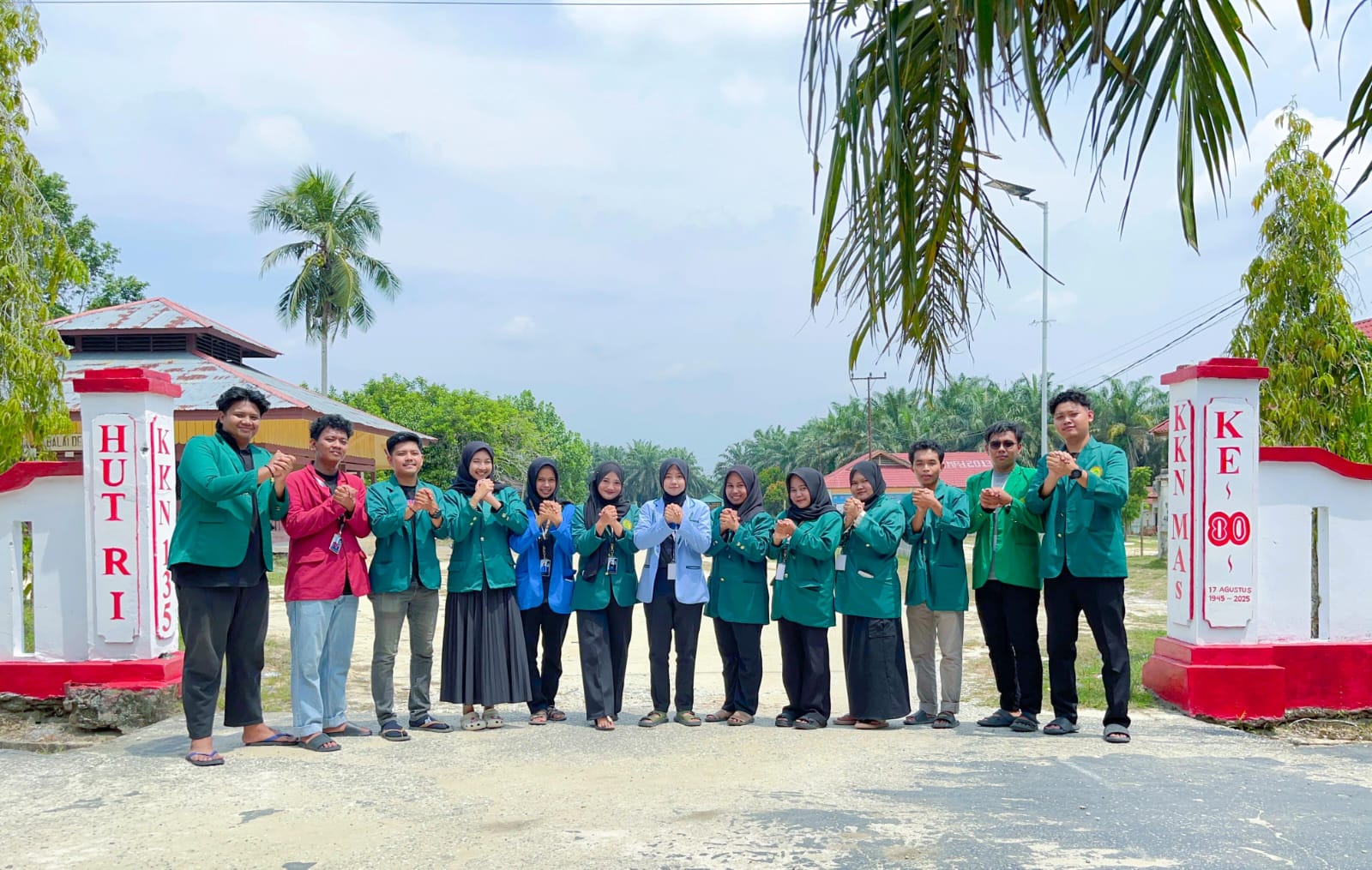 Percantik Gapura, Bakti Mahasiswa KKN Mas 135 untuk Desa