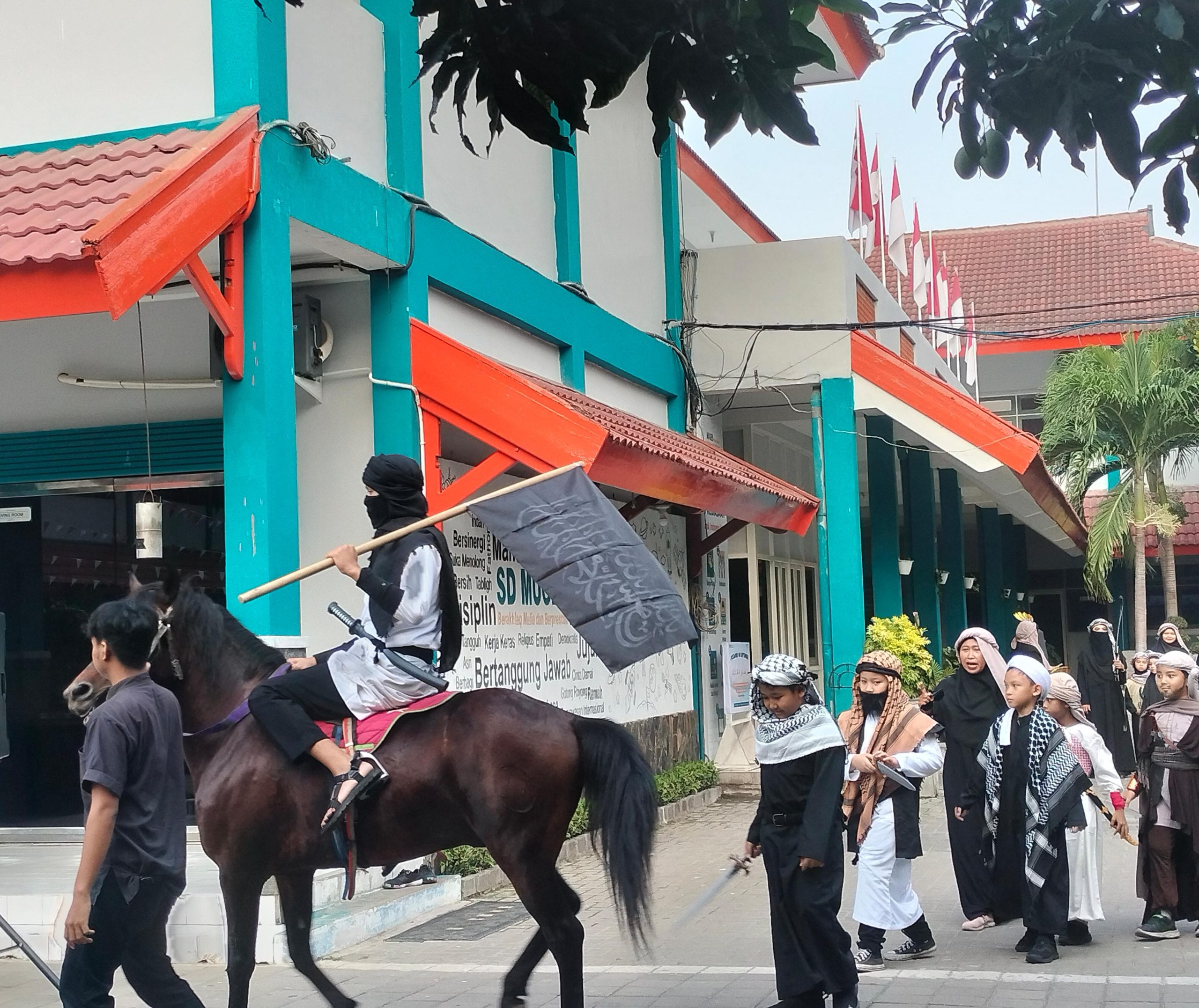 Parade Cosplay Tokoh Islami Ajak Siswa Teladani Perjuangan Sahabat Nabi