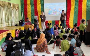 Belajar mudahnya menabung bersama mahasiswa KKN Mas kelompok 135 Teluk Merbau (Tagar.co/Istimewa)