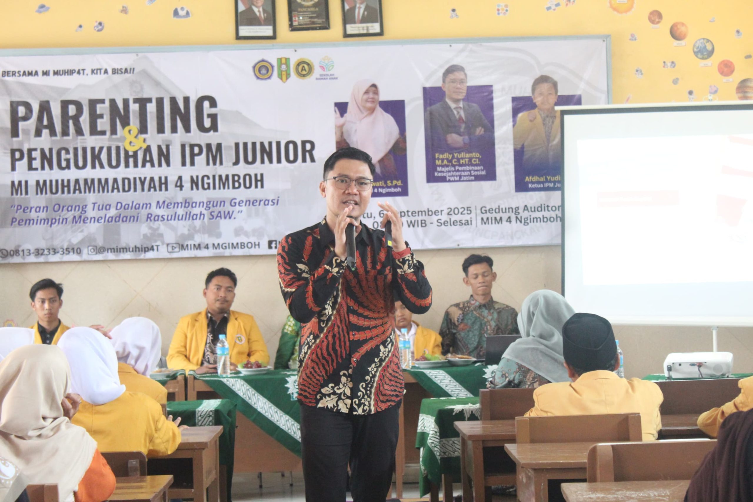 Fadly Yulianto Kupas Pola Asuh 3+1 di Parenting MI Muhammadiyah 4 Ngimboh