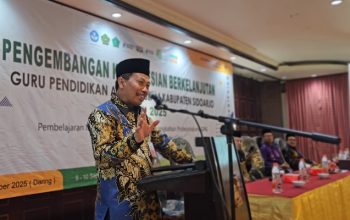 Guru hebat lahir dari keseharian. Dia tidak sekadar mengajar, tapi terus berinovasi dan berani bermimpi.