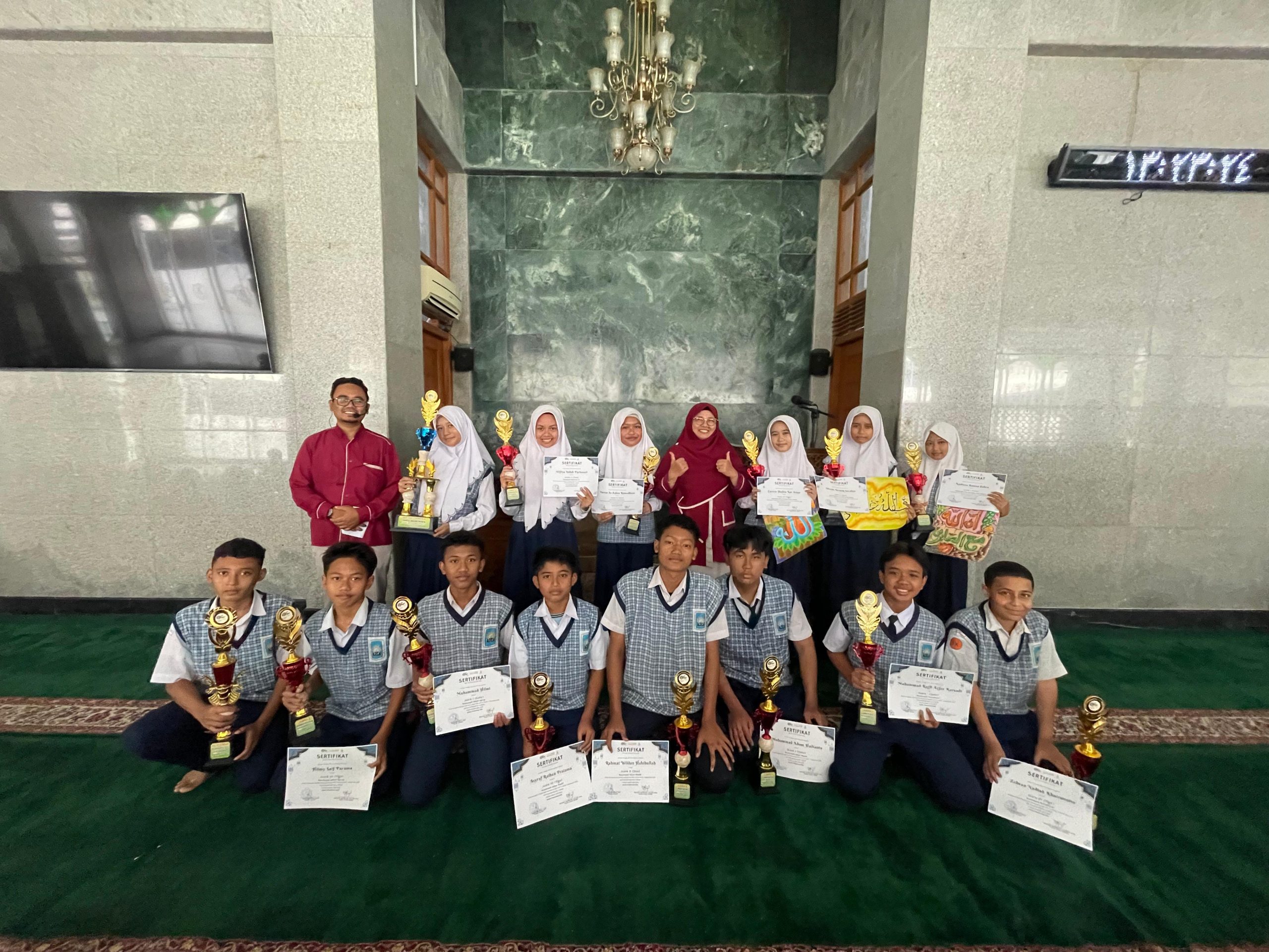 Muazin Masjid At-Taqwa Kemasan Juara I di Semarak Maulid Spemutu Gresik 
