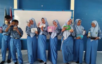 Foto bersama setelah identifikasi bekal makanan Rabu 10/9/2025/MTs Muh 4 Bulubrangsi (Tagar.co/Ervina Marthavania)