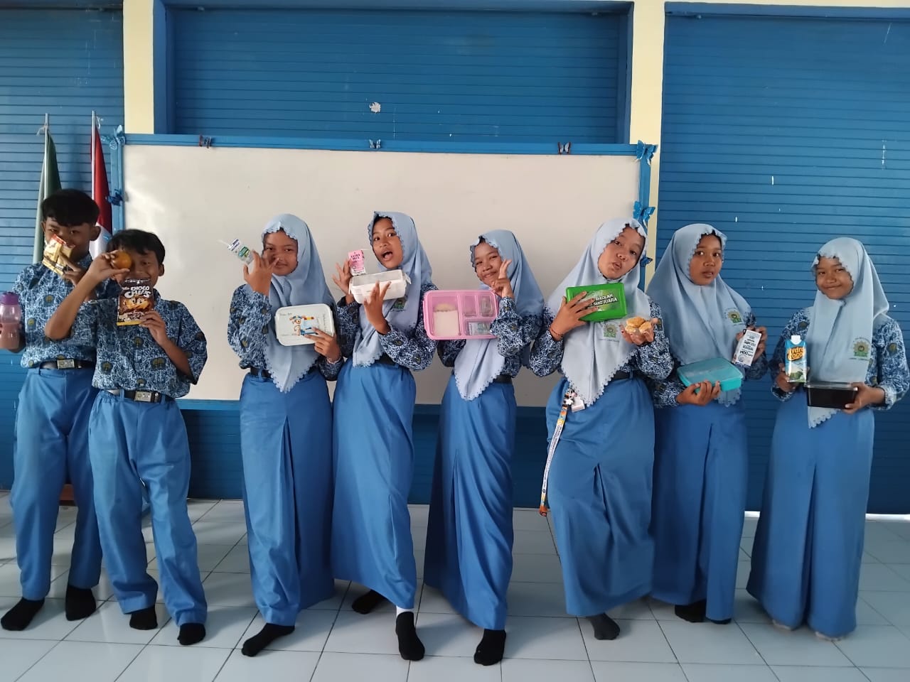 Menyelami Ilmu dari Bekal: Siswa MTs Muhammadiyah 4 Bulubrangsi Identifikasi Kandungan Gizi