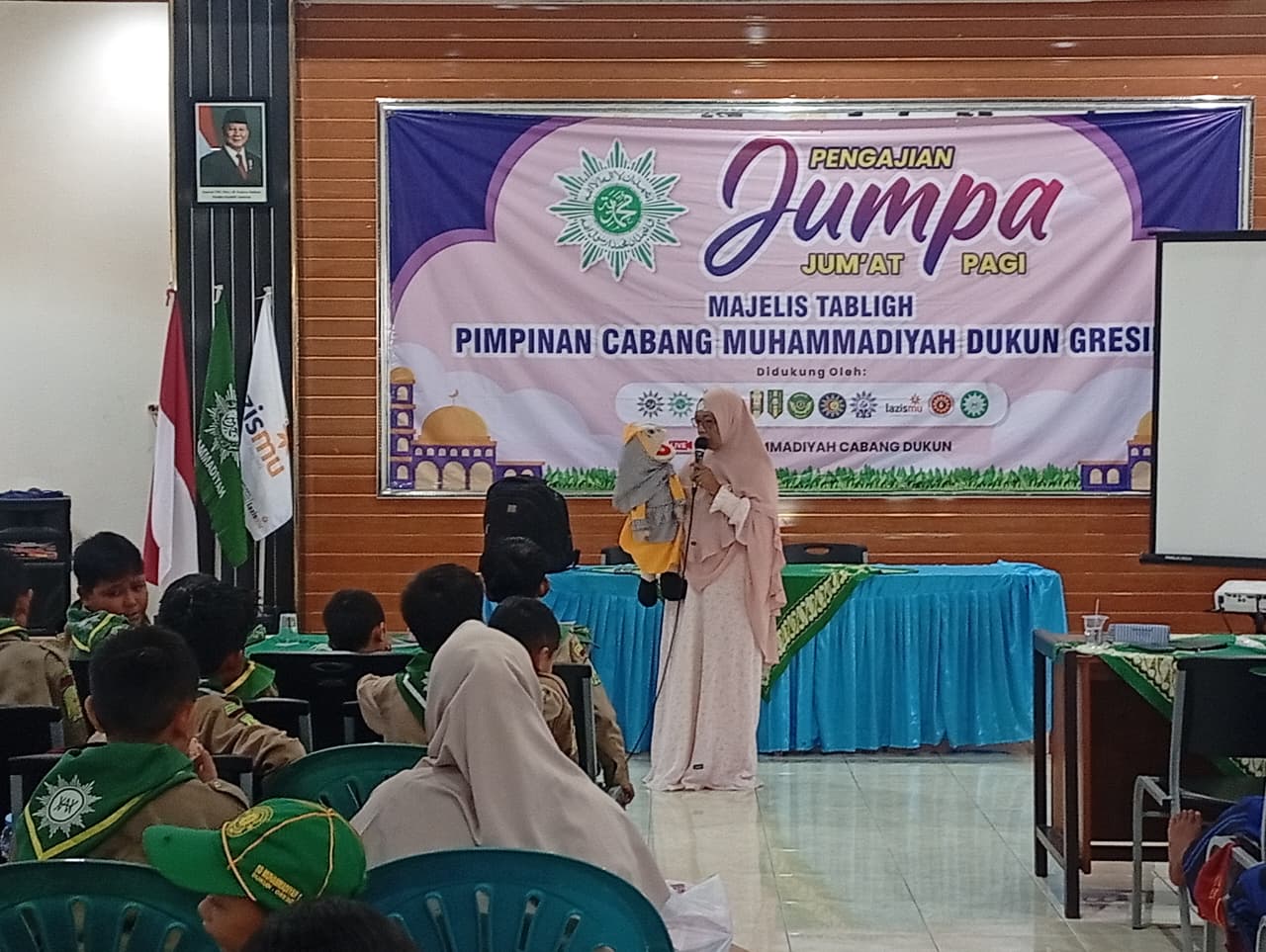SD Mutu Dukun rayakan Maulid Nabi dengan dongeng inspiratif dan edukasi zakat Lazismu, menanamkan jiwa filantropi Islami kepada siswa.