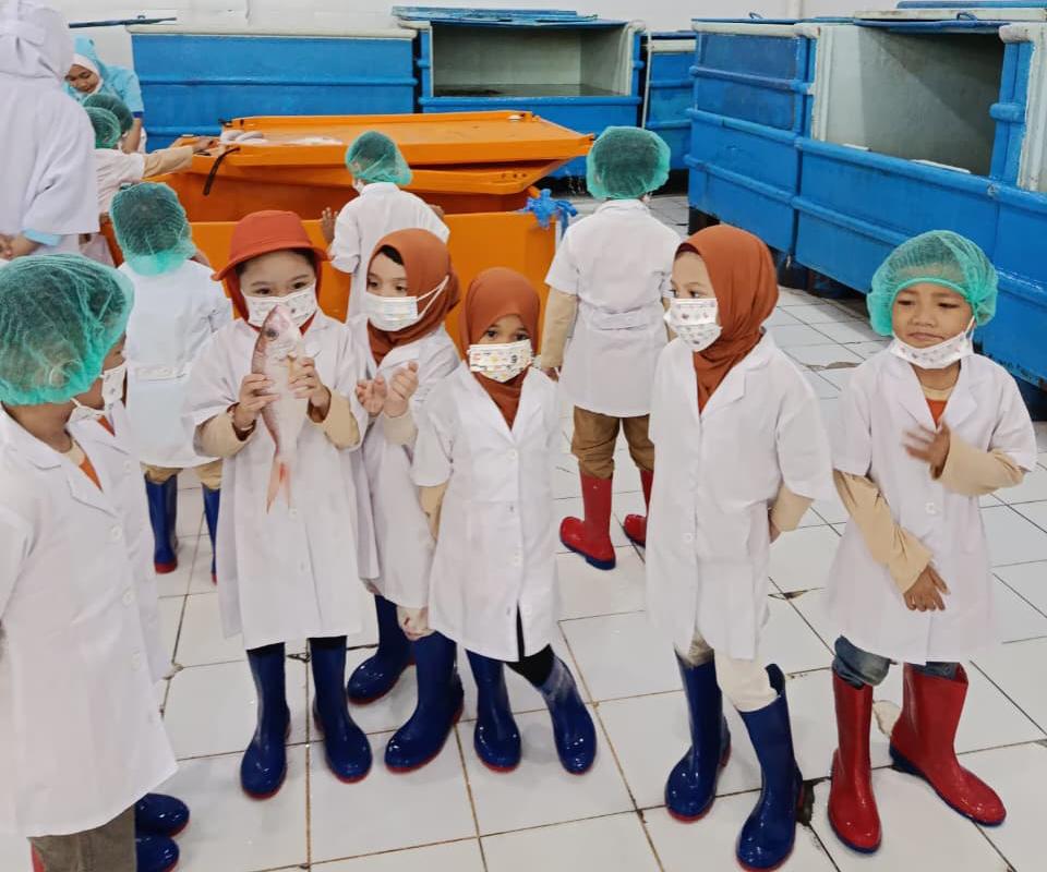 Outing Class Seru: Murid TK Aisyiyah I Kota Probolinggo Belajar Olah Ikan di Pabrik