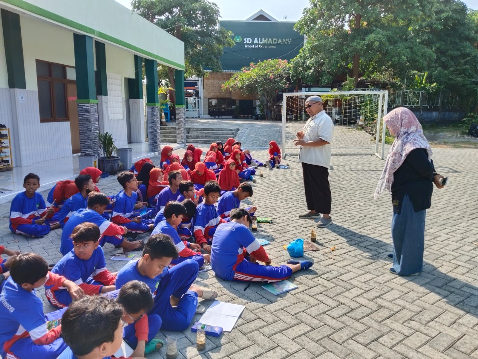 Belajar Sains dari Kunyit: Siswa SD Almadany Ukur pH Tanah di Kebun Percobaan