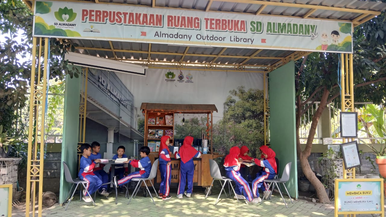 Perpustakaan Ruang Terbuka SD Almadany: Menumbuhkan Literasi di Bawah Rindang Pohon