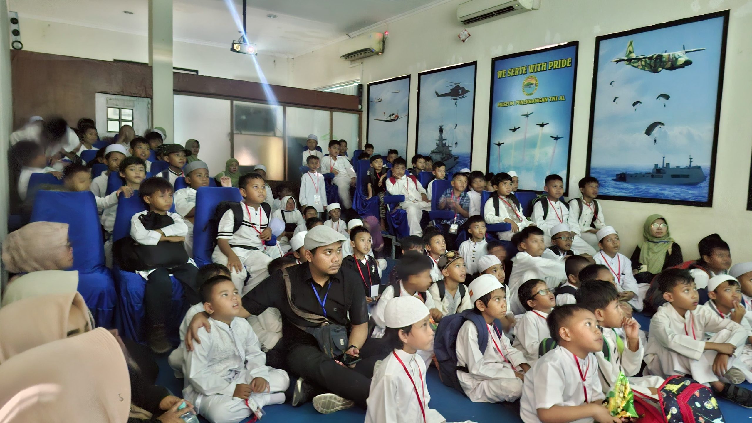 Belajar di Museum R.E.B.O. Tjokroadiredjo: Siswa SD Muri Gresik Kagum pada Aksi TNI AL
