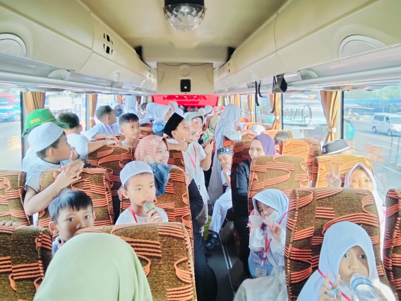 Keseruan Outdoor Education SD Muri: Bus Jadi Panggung Konser