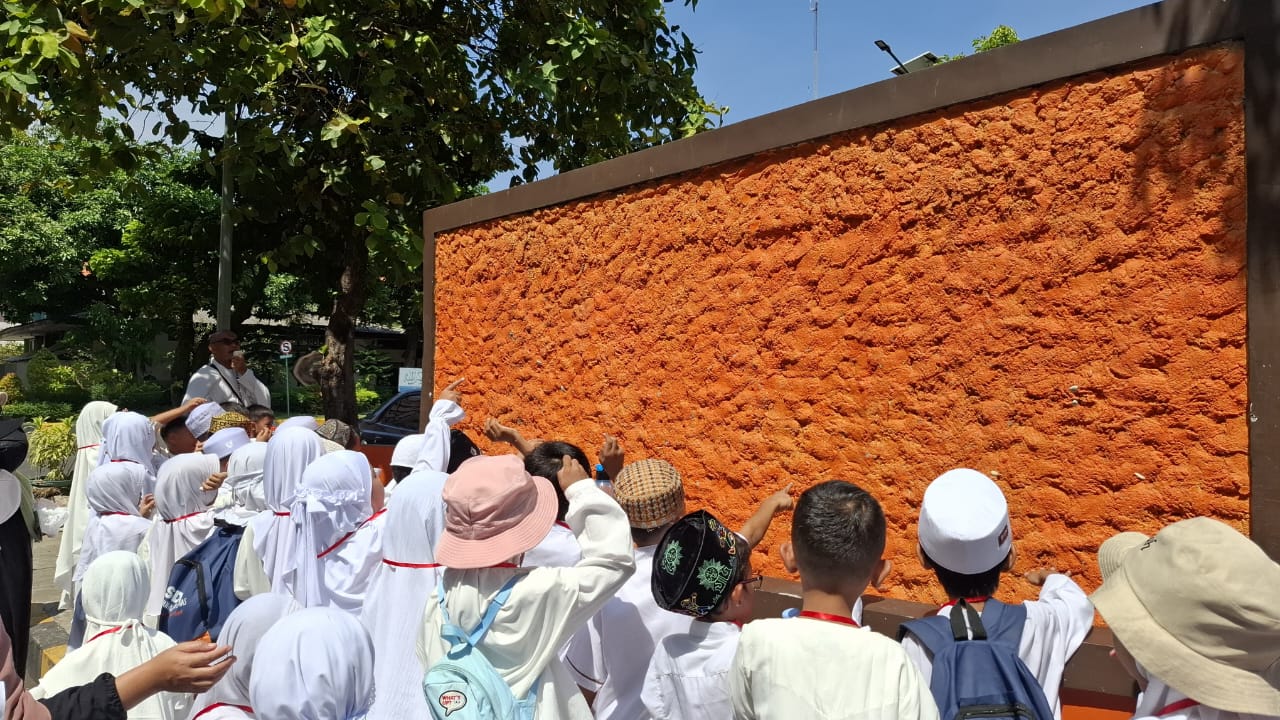 Belajar Ibadah sejak Dini, Siswa SD Muhammadiyah 1 Kebomas Praktik Manasik Haji