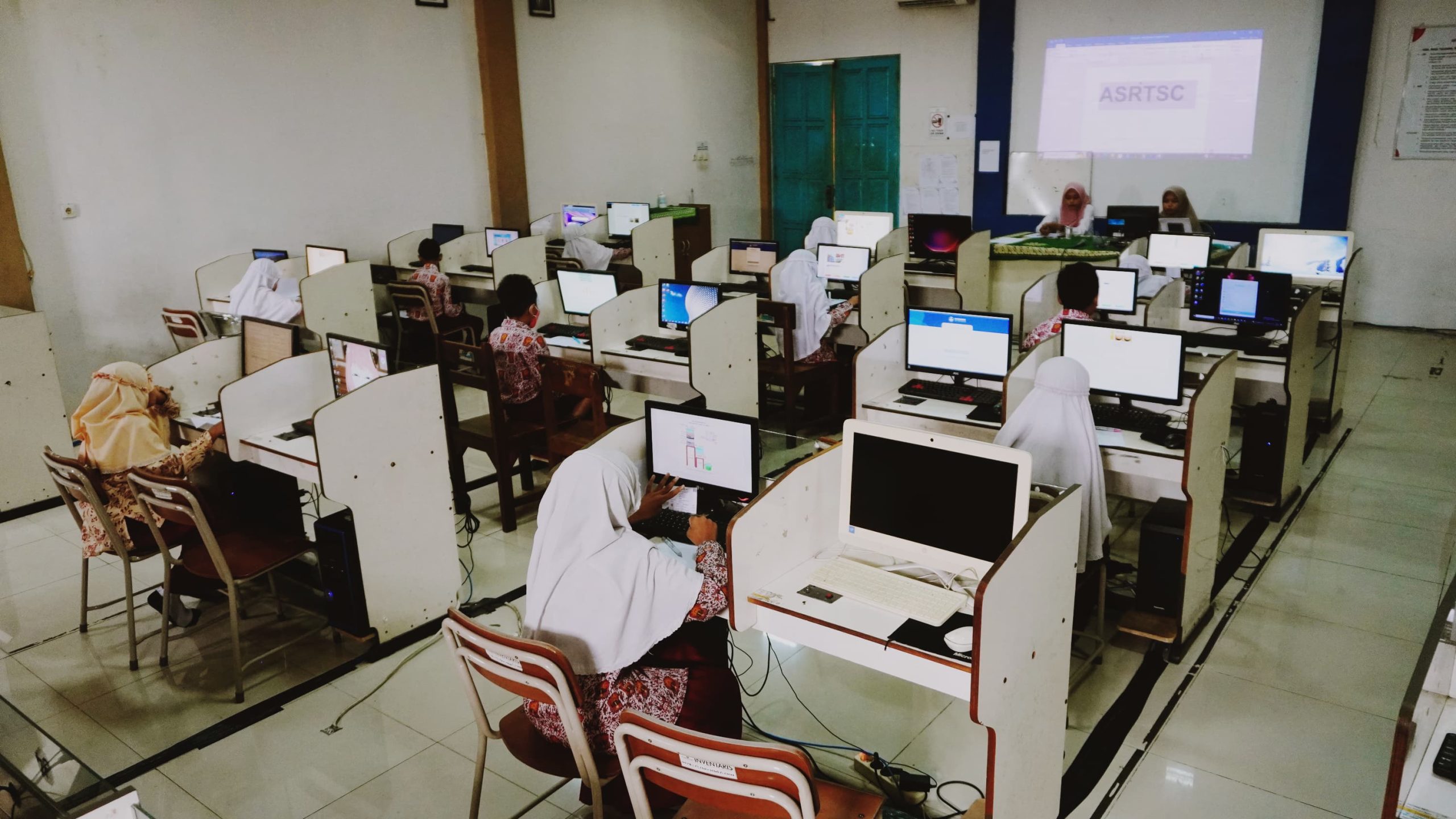 SD Mugres sukses selenggarakan ANBK 2025. 69 murid kelas V ikuti asesmen dengan jujur. Sejalan dengan misi pendidikan di SD Mugres berupa pembentukan akhlak mulia.