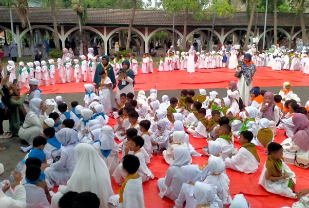Ribuan Siswa TK Se-Kecamatan Menganti Mengikuti Manasik Haji Cilik
