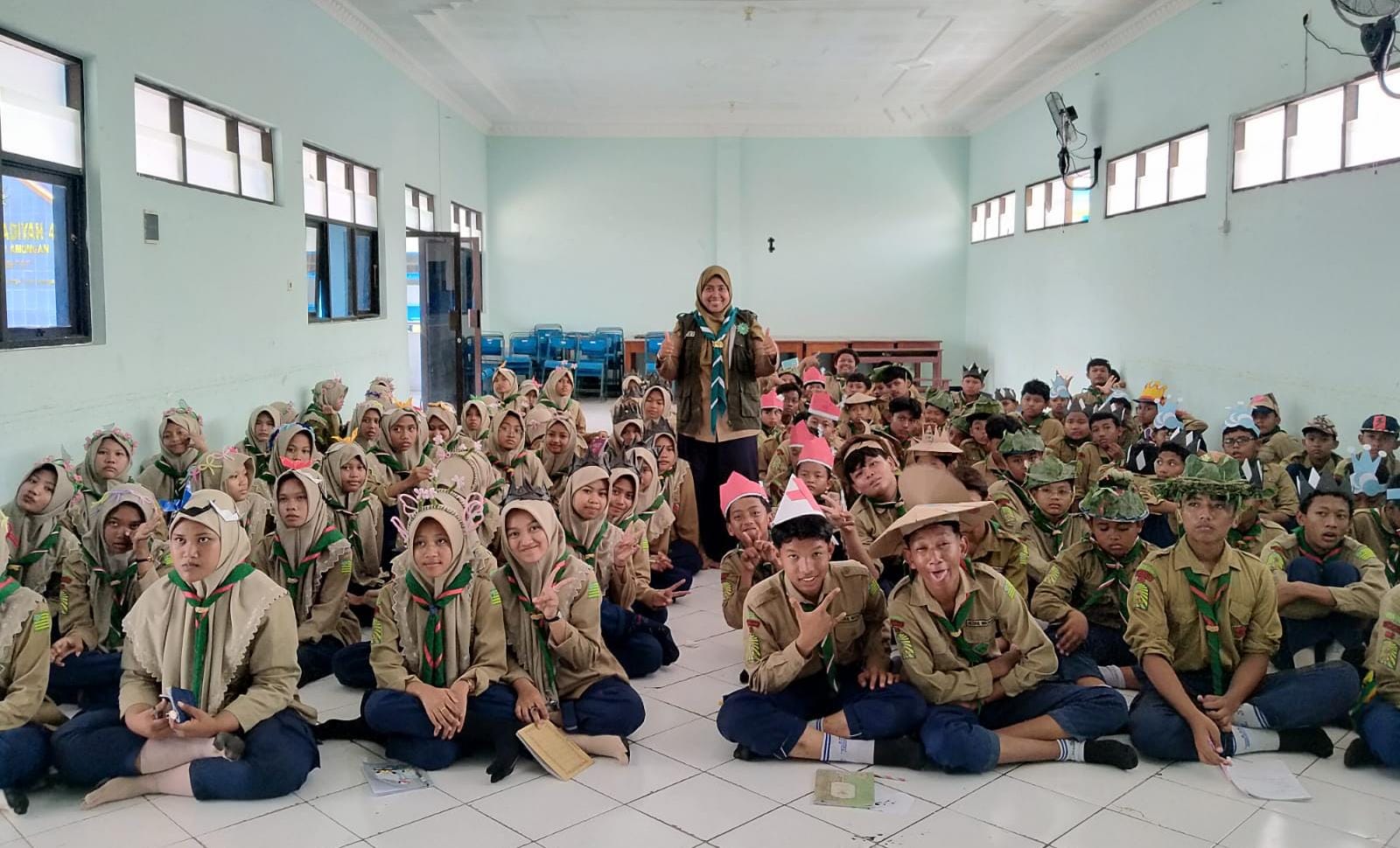 Bendahara Kwarcab HW Laren, Erna Nur Maslahah, S.Pd.I, Gr. usai memberikan Materi Ideologi HW kepada peserta Camping Rabu Kamis (Caraka) SMP Muhammadiyah 21 Karena (Tagar.co/Helmi Rohmanto) 