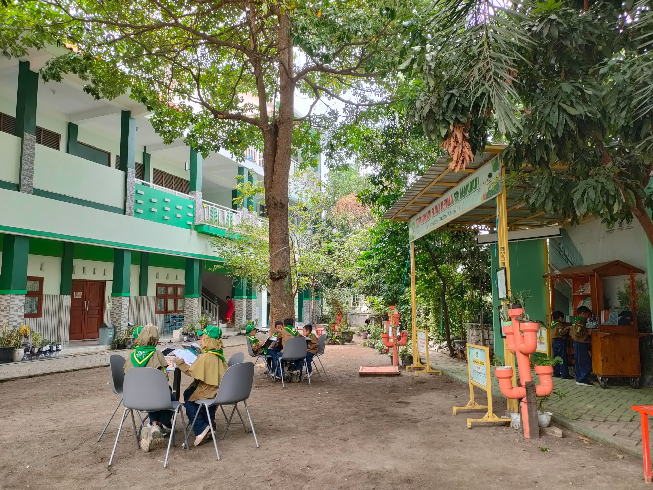 Baca Buku di Perpustakaan SD Almadany serasa Nongkrong di Kafe
