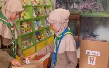 Serunya pesta demokrasi Mias Bungah, murid antusias memilih Ketua IPM Kids. Mereka masuk bilik suara, mencontreng pilihan, lalu memasukkan surat suara ke dalam kotak suara. Siapakah yang terpilih?