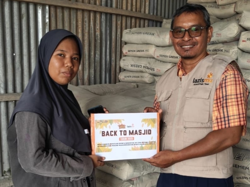 Lazismu Kotim Serahkan Bantuan Semen untuk Pembangunan Masjid Mujahidin