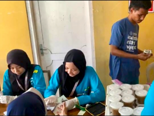 Mahasiswa KKN Unisa Yogyakarta deteksi dini diabetes warga Dusun Pundung, Bantul. Mereka melakukan pemeriksaan Gula Darah Sewaktu (GDS).