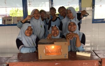 Siswa MTsM 4 Bulubrangsi ciptakan alat penetas telur berbahan kardus bekas. Sederhana tetapi mampu menghadirkan ruang hangat yang cukup stabil untuk menjaga telur hingga proses penetasan