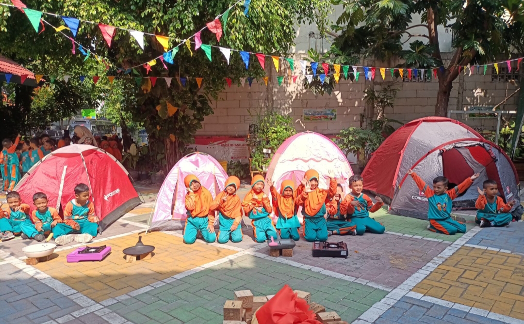 School Visiting ke SD Mugres, TK Plus Gapuro Gresik mengenalkan siswa-siswinya tentang dunia kepanduan Hizbul Wathan. Menikmati tenda mini, memasak barbeque, api unggun, hingga menampilkan pentas seni